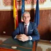 Il sindaco di Santa Croce Camerina, Giuseppe Dimartino, seduto alla scrivania del suo ufficio in Municipio
