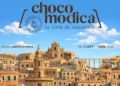 Illustrazione del centro storico di Modica con il logo ChocoModica 2026 e le date dell'evento, 30 ottobre-1 novembre