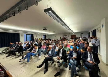 Sala piena di imprenditori seduti durante l'incontro della Cna Ragusa sul credito alle imprese
