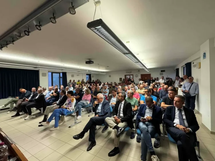 Sala piena di imprenditori seduti durante l'incontro della Cna Ragusa sul credito alle imprese