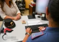 Carabiniera raccoglie una denuncia in ufficio durante un intervento per violenza domestica a Ragusa