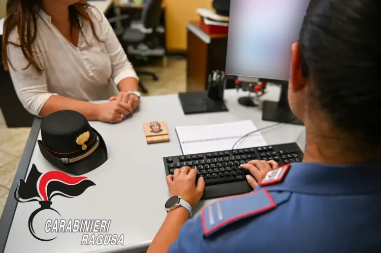 Carabiniera raccoglie una denuncia in ufficio durante un intervento per violenza domestica a Ragusa