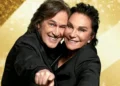 I Ricchi e Poveri sorridenti in abito nero su sfondo dorato, attesi ai concerti di Priolo Gargallo