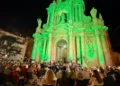 Il pubblico assiste al concerto della banda Busacca-Borrometi davanti alla facciata illuminata di San Bartolomeo a Scicli