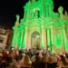 Il pubblico assiste al concerto della banda Busacca-Borrometi davanti alla facciata illuminata di San Bartolomeo a Scicli
