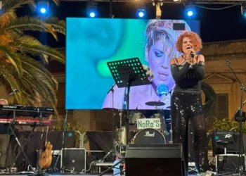 Manuela Villa canta sul palco durante il concerto ad Ispica, schermo led alle spalle e tastierista sul lato sinistro