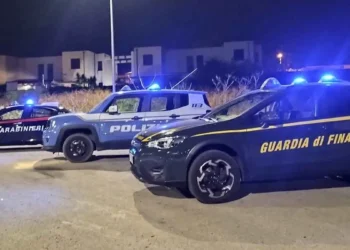Auto dei Carabinieri, della Polizia di Stato e della Guardia di Finanza durante un controllo notturno