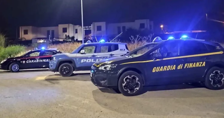 Auto dei Carabinieri, della Polizia di Stato e della Guardia di Finanza durante un controllo notturno