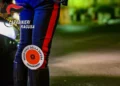 Carabinieri Ragusa e dettaglio dell'uniforme con stivali, di notte accanto a un'auto in strada