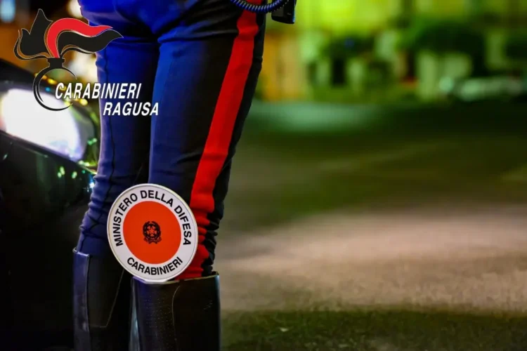 Carabinieri Ragusa e dettaglio dell'uniforme con stivali, di notte accanto a un'auto in strada