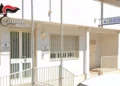 Ingresso della caserma dei Carabinieri, con insegna e cancello d'accesso