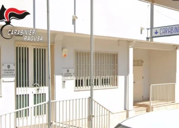 Ingresso della caserma dei Carabinieri, con insegna e cancello d'accesso