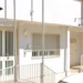 Ingresso della caserma dei Carabinieri, con insegna e cancello d'accesso