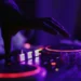 Mano di un dj su una consolle luminosa durante un dj set in un locale notturno
