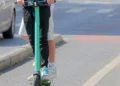 Monopattino elettrico con due persone a bordo lungo una strada urbana di Vittoria