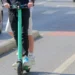 Monopattino elettrico con due persone a bordo lungo una strada urbana di Vittoria