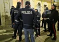 Agenti di Polizia, Polizia Locale e Carabinieri schierati in una via durante un controllo notturno del territorio a Ragusa