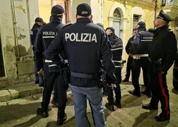 Agenti di Polizia, Polizia Locale e Carabinieri schierati in una via durante un controllo notturno del territorio a Ragusa