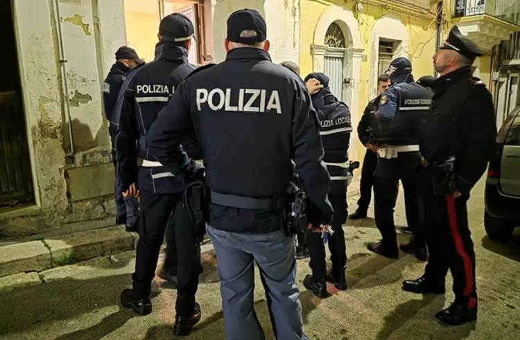 Agenti di Polizia, Polizia Locale e Carabinieri schierati in una via durante un controllo notturno del territorio a Ragusa