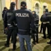 Agenti di Polizia, Polizia Locale e Carabinieri schierati in una via durante un controllo notturno del territorio a Ragusa
