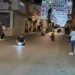 Un carramatto in discesa lungo una via illuminata di Giarratana, pubblico ai lati della strada durante la corsa notturna