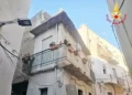 Il balcone crollato dell'abitazione a Mazara del Vallo, con il logo dei Vigili del Fuoco intervenuti sul posto