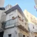 Il balcone crollato dell'abitazione a Mazara del Vallo, con il logo dei Vigili del Fuoco intervenuti sul posto