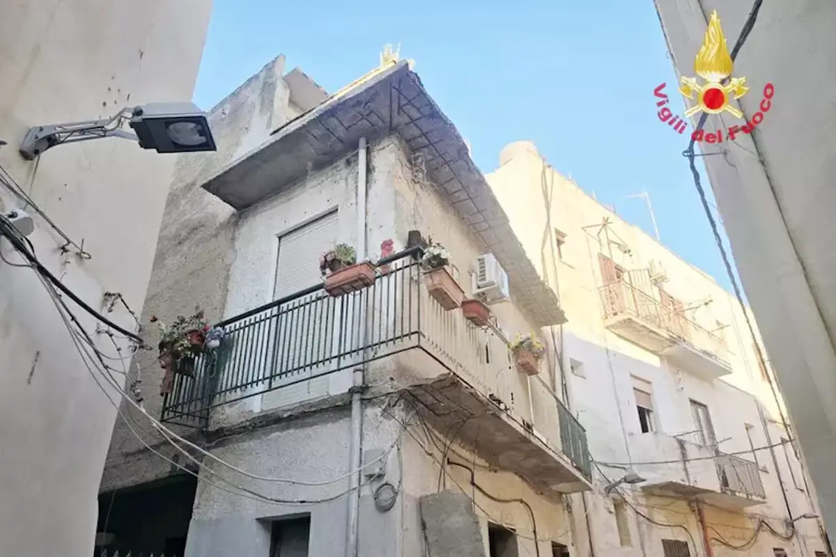 Il balcone crollato dell'abitazione a Mazara del Vallo, con il logo dei Vigili del Fuoco intervenuti sul posto