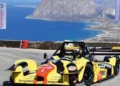 Auto da gara sulla cronoscalata Monte Erice, con il mare e la costa siciliana sullo sfondo