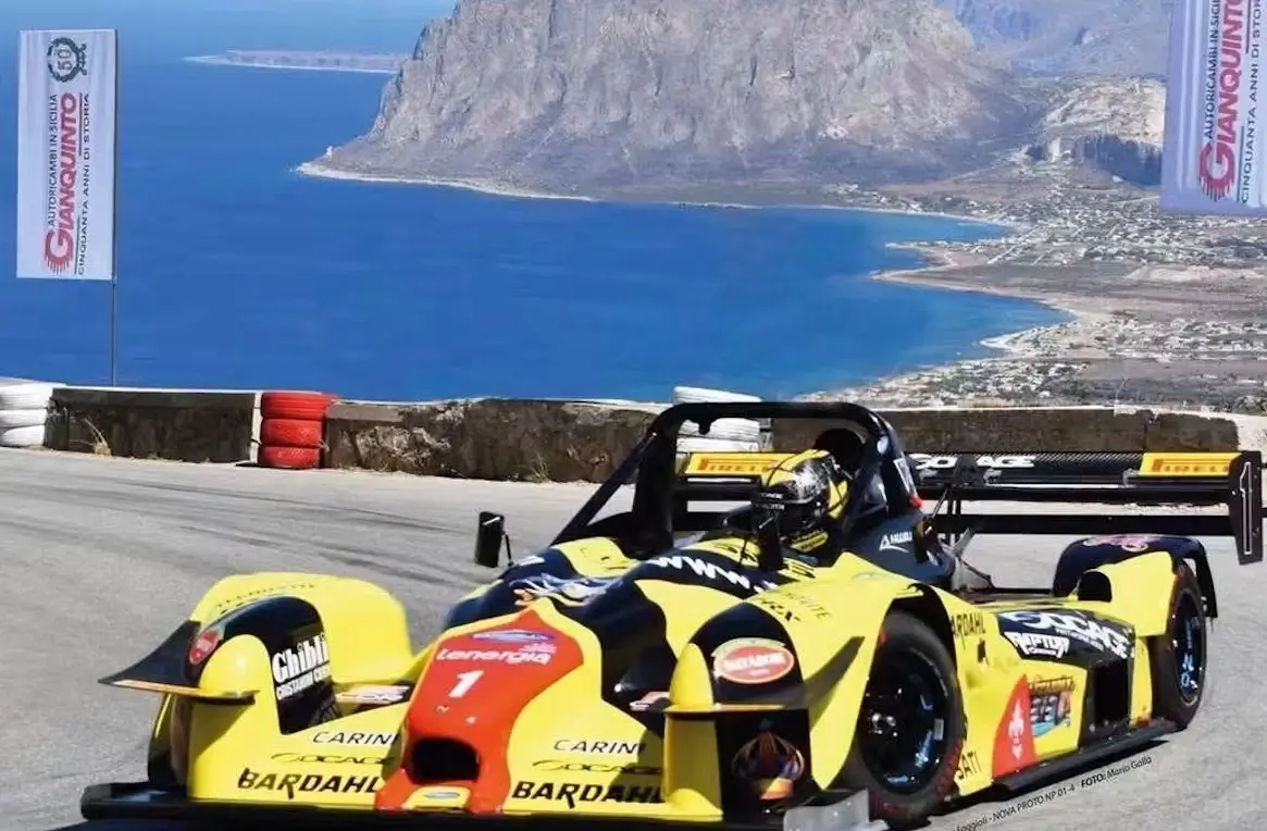 Auto da gara sulla cronoscalata Monte Erice, con il mare e la costa siciliana sullo sfondo