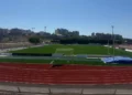 Vista dall'alto del campo e della pista d'atletica dello stadio Pietro Scollo di Modica, tribune vuote sullo sfondo