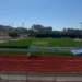 Vista dall'alto del campo e della pista d'atletica dello stadio Pietro Scollo di Modica, tribune vuote sullo sfondo
