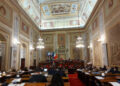 Aula dell'Assemblea regionale siciliana durante una seduta, con i deputati ai banchi