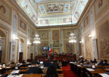 Aula dell'Assemblea regionale siciliana durante una seduta, con i deputati ai banchi