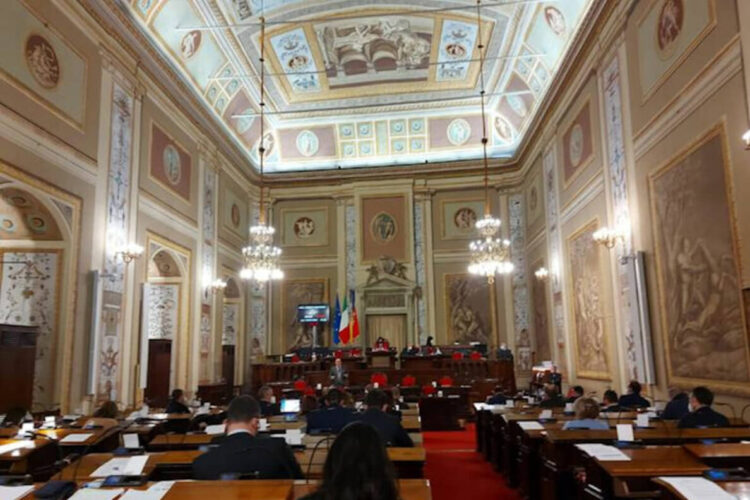 Aula dell'Assemblea regionale siciliana durante una seduta, con i deputati ai banchi