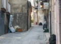 Vicolo del centro storico di Ragusa con rifiuti e ingombranti abbandonati sul marciapiede