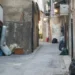 Vicolo del centro storico di Ragusa con rifiuti e ingombranti abbandonati sul marciapiede