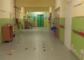 Corridoio della scuola Diodoro Siculo di Ragusa, pavimento con decorazioni colorate e pareti verde e giallo