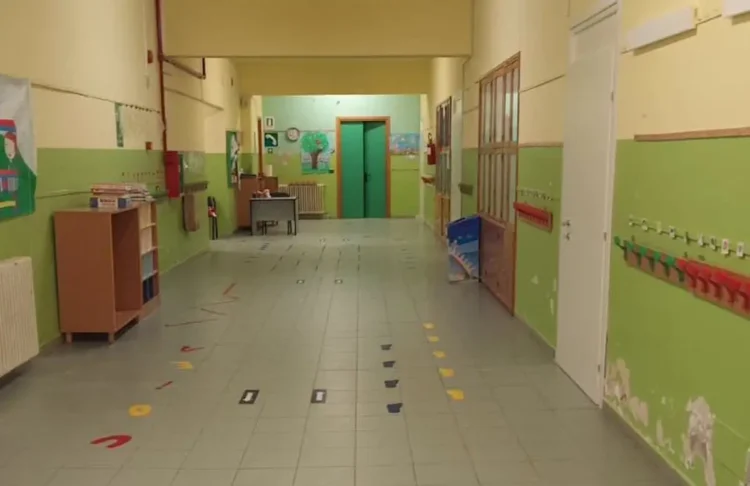 Corridoio della scuola Diodoro Siculo di Ragusa, pavimento con decorazioni colorate e pareti verde e giallo