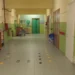 Corridoio della scuola Diodoro Siculo di Ragusa, pavimento con decorazioni colorate e pareti verde e giallo