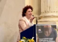 Mariacristina Tomaselli parla al microfono durante un convegno dell'Asp di Ragusa sui disturbi alimentari