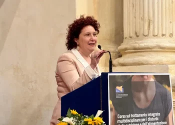 Mariacristina Tomaselli parla al microfono durante un convegno dell'Asp di Ragusa sui disturbi alimentari