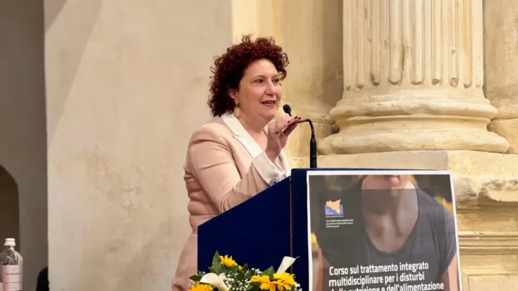 Mariacristina Tomaselli parla al microfono durante un convegno dell'Asp di Ragusa sui disturbi alimentari