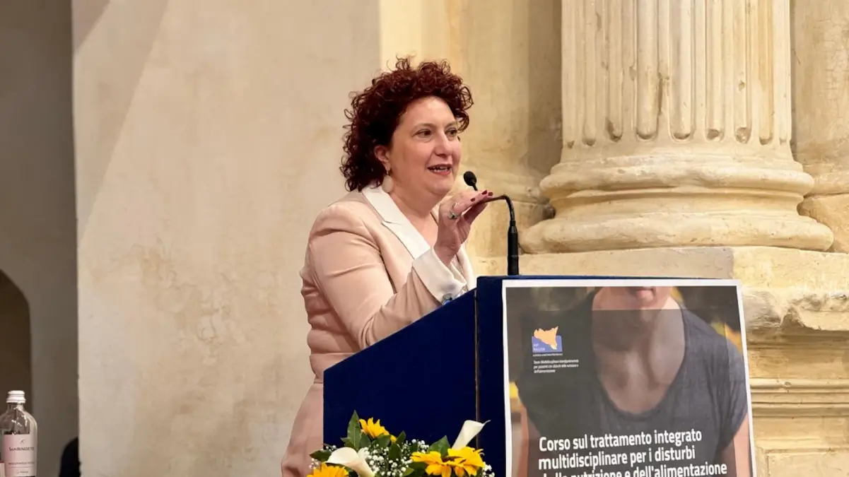 Mariacristina Tomaselli parla al microfono durante un convegno dell'Asp di Ragusa sui disturbi alimentari