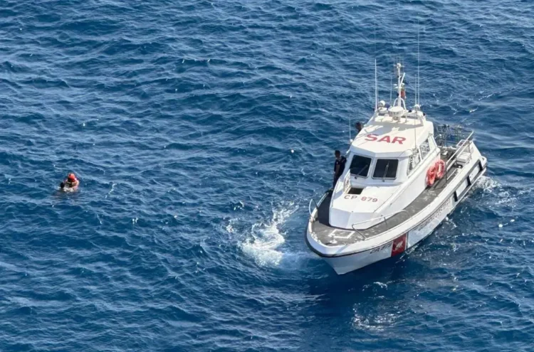 Motovedetta della Guardia Costiera accanto a un giovane in mare a Catania