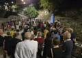 Fedeli riuniti di sera a Giarratana davanti all'edicola della Madonna delle Grazie, prima della benedizione