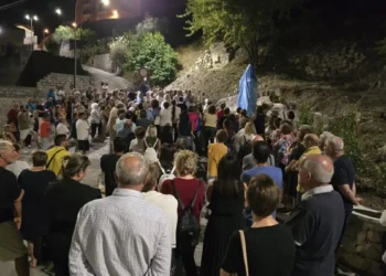Fedeli riuniti di sera a Giarratana davanti all'edicola della Madonna delle Grazie, prima della benedizione