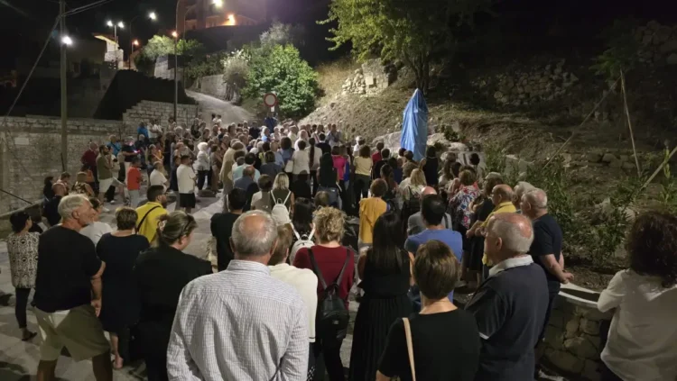 Fedeli riuniti di sera a Giarratana davanti all'edicola della Madonna delle Grazie, prima della benedizione
