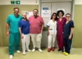 Équipe dell'ambulatorio FNAV per l'elettromiografia del collo all'ospedale di Comiso, in posa davanti alla porta del servizio