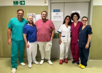 Équipe dell'ambulatorio FNAV per l'elettromiografia del collo all'ospedale di Comiso, in posa davanti alla porta del servizio